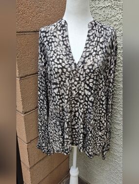Majestic Filatures Womens Neutral Leopard Print V-Neck Blouse